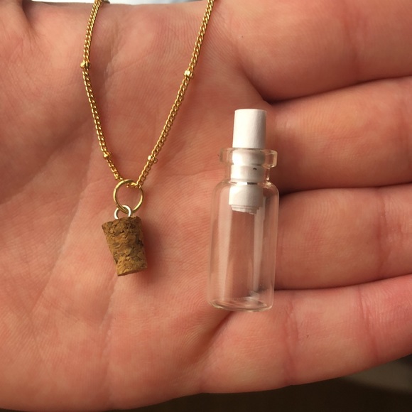‘Message in a Bottle’ Gold Necklace! - Picture 4 of 5